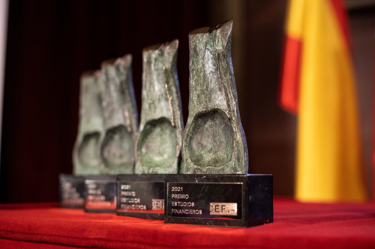 estudiosCEF's tweet photo. #FelizViernes 🙌
📸 Compartimos con vosotr@s todas las fotos del Premio Estudios Financieros 2021 https://t.co/TH9Jmqj5WT
🏆 ¡Enhorabuena a tod@s l@s premiad@s y muchas gracias por vuestra participación! 👏
#PremiosCEF https://t.co/ViwQ7DMdHg