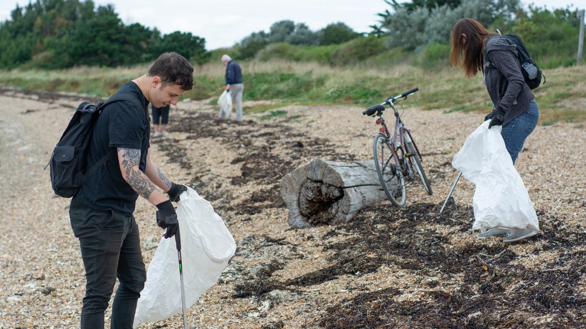 Langdon_Customs's tweet photo. As part of our #greenmonth initiative our Portsmouth team organised a beach clean activity on Hayling Island. After two hours of collecting 5kg worth of rubbish, including a generator 😲, #teamLGN finished the beach clean with a well-deserved lunch! Great #teamwork 👏😊 https://t.co/5EMDncbvgC