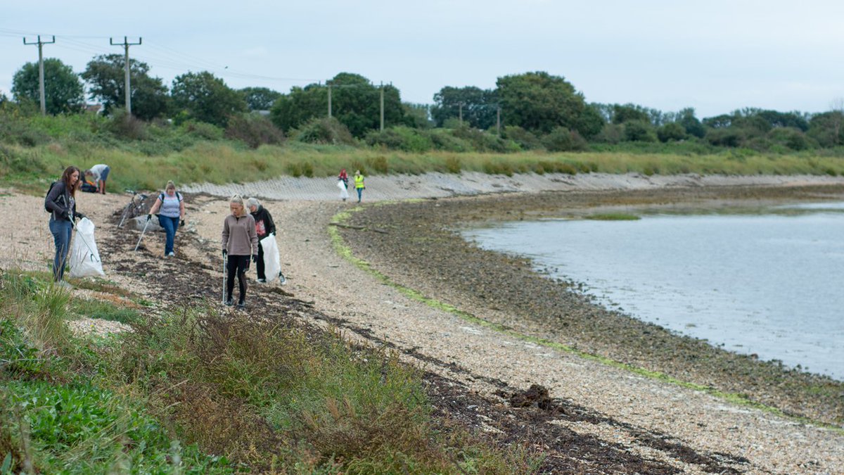 Langdon_Customs's tweet photo. As part of our #greenmonth initiative our Portsmouth team organised a beach clean activity on Hayling Island. After two hours of collecting 5kg worth of rubbish, including a generator 😲, #teamLGN finished the beach clean with a well-deserved lunch! Great #teamwork 👏😊 https://t.co/5EMDncbvgC