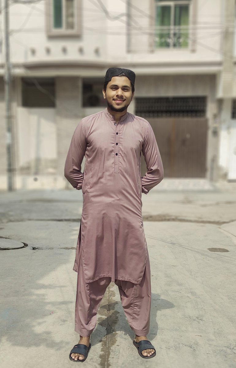 grabandreach's tweet photo. Jumma Mubarak!

#StudentsMarchToPMHouse #PetrolPrice 
#GharidahFarooqi https://t.co/flirIv35zl