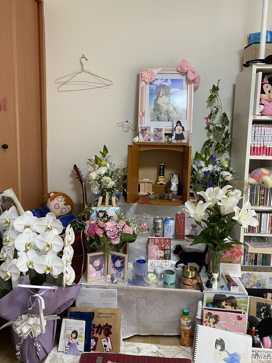 nekoachan's tweet photo. お花やプレゼントありがとう。お家の中まだまだいっぱいのお花を飾ったよ🌸飲み物もありち。 https://t.co/dnpShiRAre