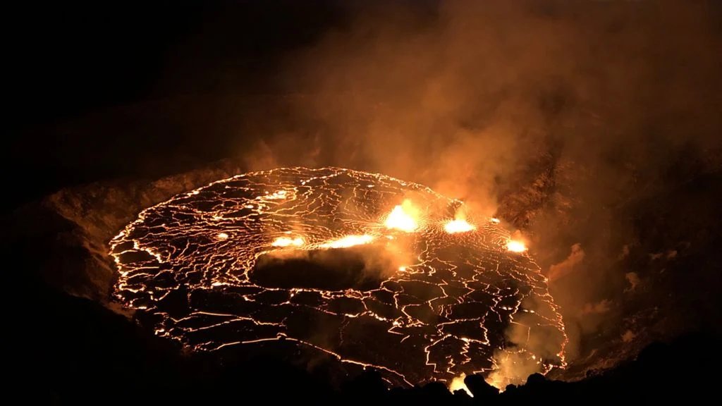 estelsiplanetes's tweet image. El volcà de La Palma no és l'únic que aquests dies està vomitant lava.
El Kilauea, a la Big Island de Hawaii, s'ha reactivat. Aquesta és la zona de Halema'uma'u.
Crèdit: B Carr/USGS