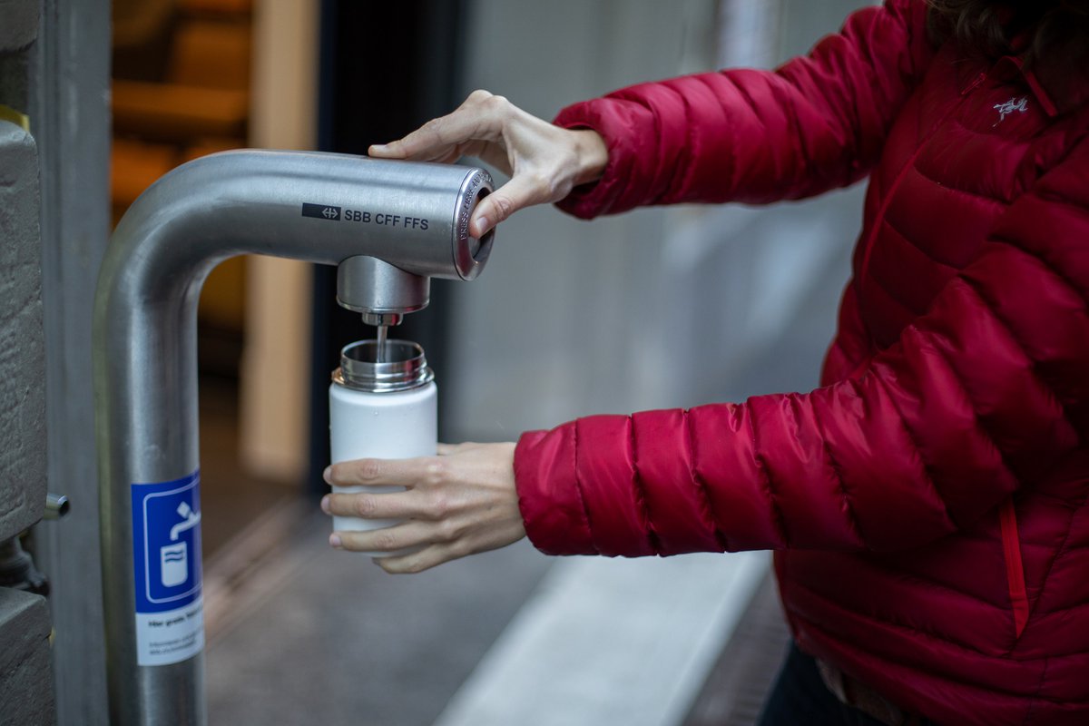 Stay hydrated: Ab sofort können Reisende im #BahnhofWinterthur (Höhe Sektor D beim Gleis 3) am neusten Brunnen der #sbbcffffs gratis und #nachhaltig ihre Trinkflasche auffüllen⛲️🙋‍♀️. #övlive  #sbb4climate
sbb.ch/de/bahnhof-ser…