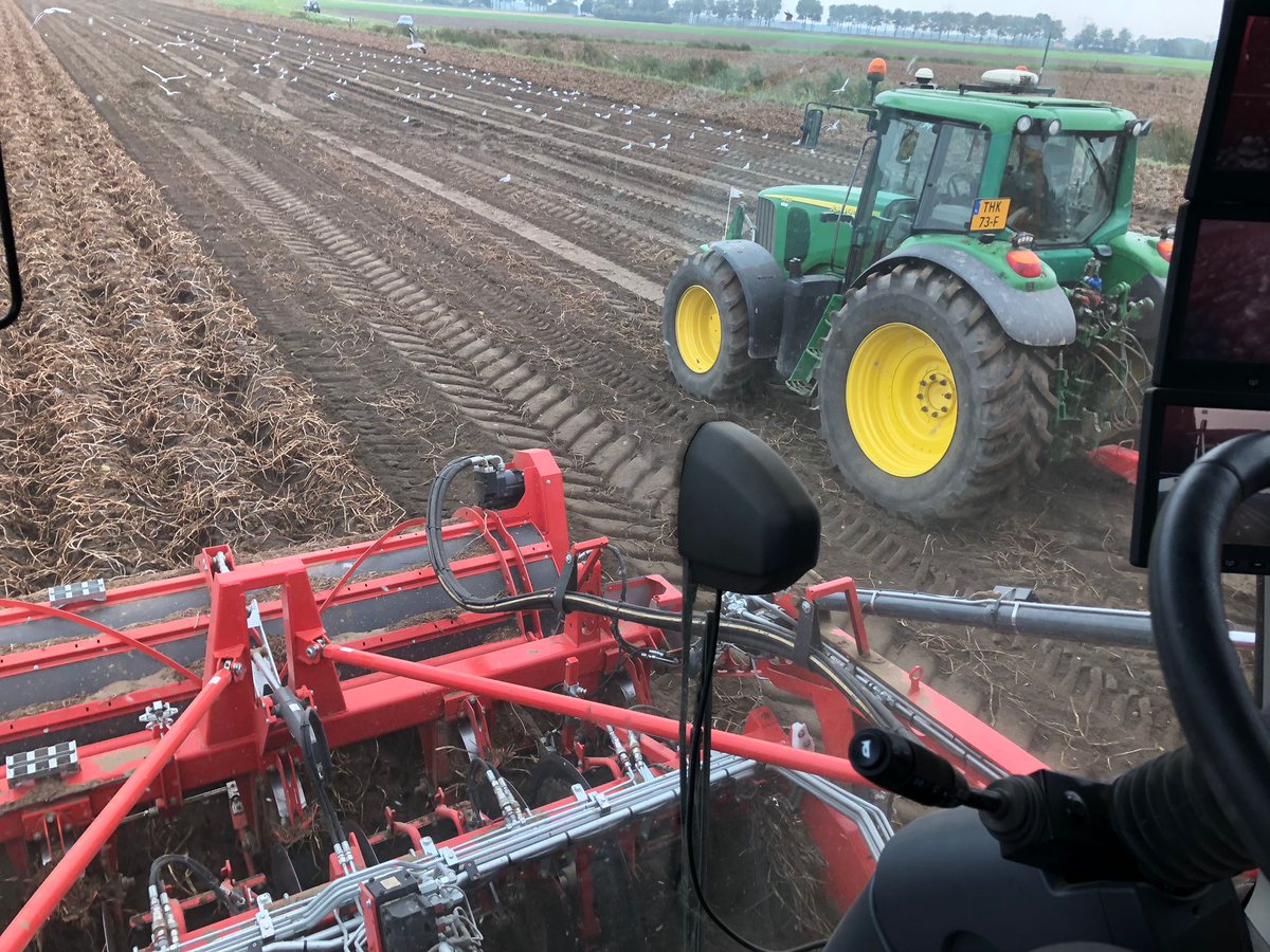 rinusroon's tweet photo. @ September 2021 Zuid-Holland - Niels was erbij met Gerben van buren samen met Loonbedrijf Groeneveld. Rooien blijft een mooi moment! https://t.co/90zYlwg1B7