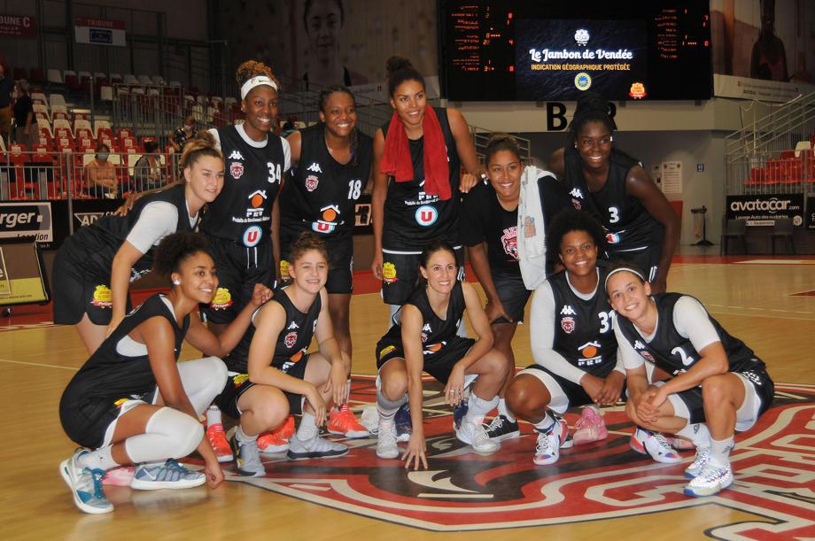 Pour la reprise du championnat de La Roche VBC, <a href="/sports_ouest/">Ouest-France Sports</a> a réalisé une page spéciale. Avec interview du président, présentations de chaque joueuse et de la première journée face à Bourges. <a href="/larochevendee/">La Roche Vendée Basket Club</a> <a href="/anasuarez500/">anasuarez5</a> <a href="/AssiitanK/">Assitan Koné</a> <a href="/colinefrchl/">Coline</a>