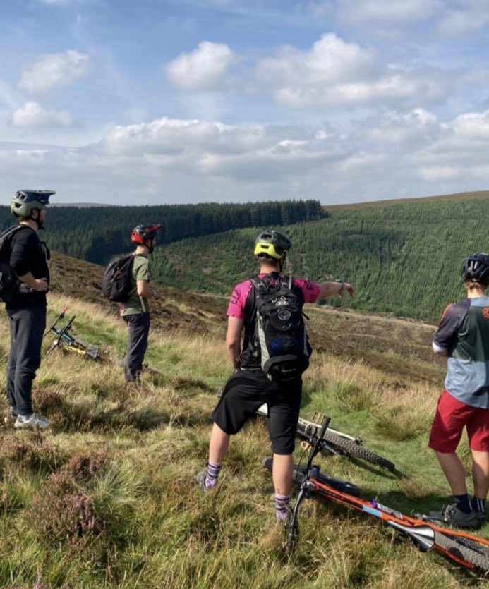 UKMTB_Chat's tweet photo. @scarey13 @Hotwheels_1978 @rapha Yeh they are pretty cool. I like a bit of colour splash on a jersey!

#pinkisfaster https://t.co/WXHQNRP1vt