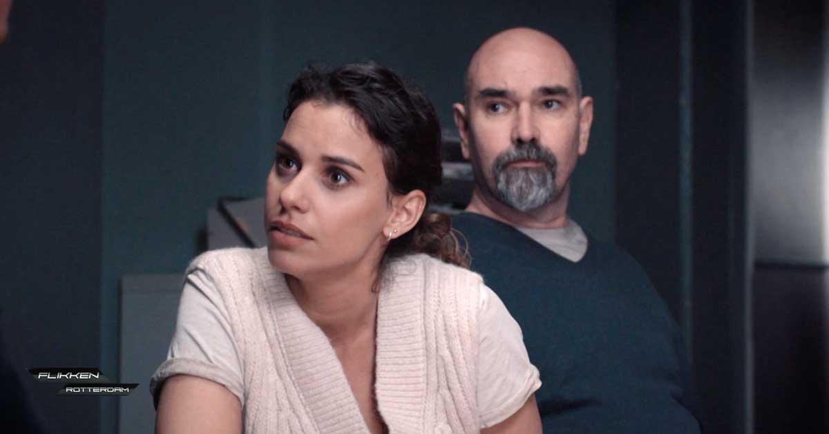 🧐 Tot verrassing van de rechercheurs blijken twee moordzaken met elkaar te maken te hebben. En Dries neemt onverantwoorde risico’s en dat leidt tot problemen met Esther... 😬 NU in Flikken Rotterdam, NPO 1