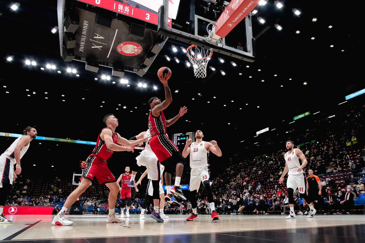 OlimpiaMI1936's tweet photo. Olimpia erected a wall in the second half and defeated CSKA 84-74 in the big Chacho’s night ⚪️🔴➡️ https://t.co/w7bCnrRNRO

📊 Rodriguez e Shields 17, Melli 15, Hines 13, Hall 11, Datome, Grant e Ricci 3, Mitoglou 2

#insieme #EuroLeague #AXMCSK #EveryGameMatters #ForzaOlimpia https://t.co/chP1l2b0oi