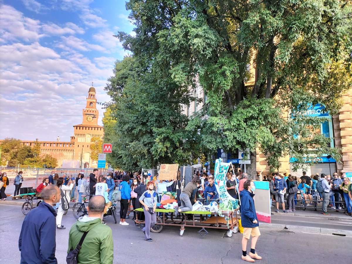 v_affinita's tweet photo. Piazza Cairoli, Milano, preparazione dello sciopero per il clima. Per la foto sono dal lato dei giornalisti ma tra un minuto mi fiondo in mezzo ai @Fridays4future.

#uprootthesystem https://t.co/tilm90EZVy