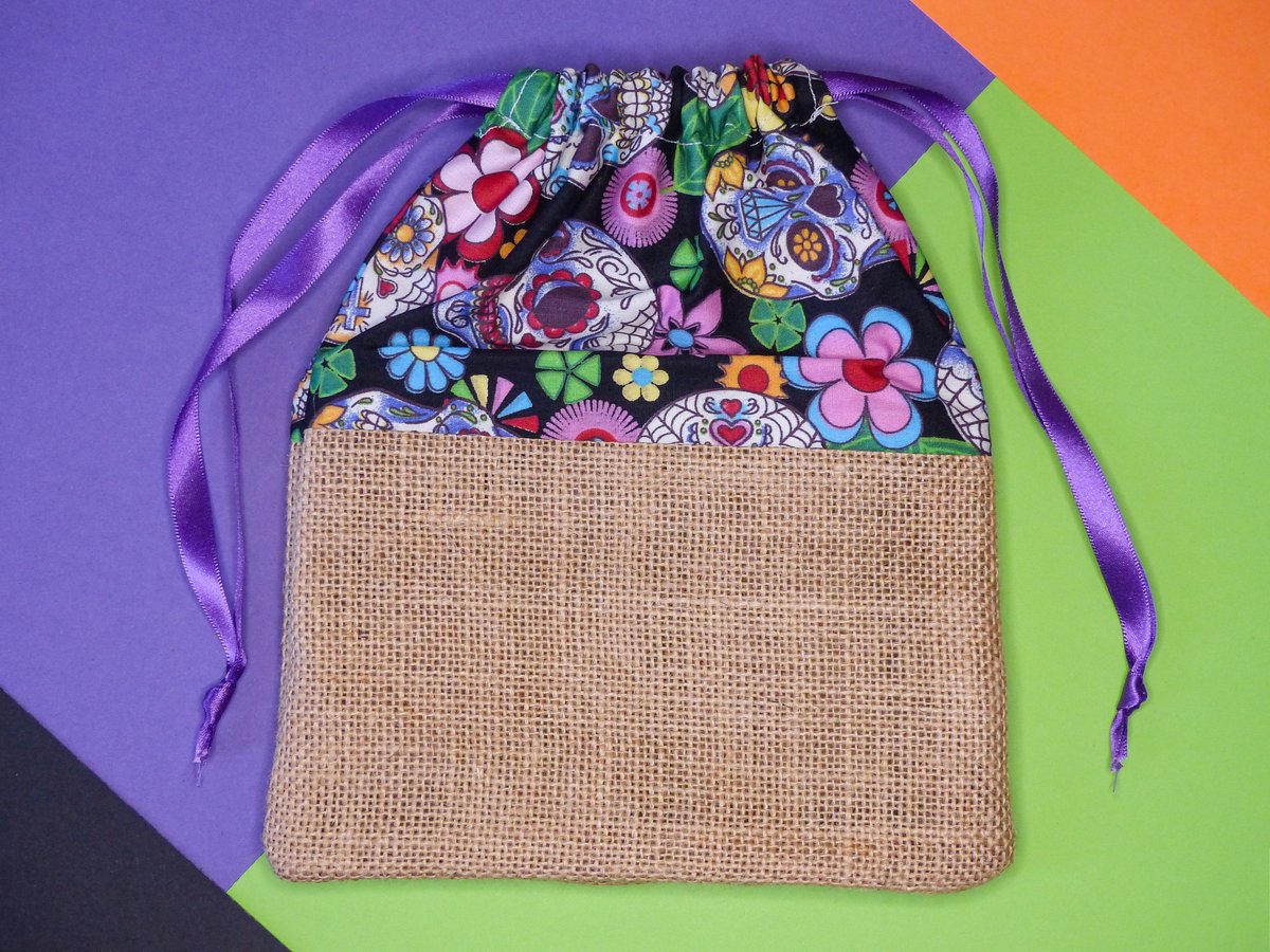 HomemadeByMolly's tweet photo. Happy #WorldHandmadeDay everyone! Now it's 1st October, my #Halloween range is back!  🎃👻🕷️🕸️🦇
These little treat bags measure 18cm x 22cm and are a great alternative to plastic for your spooky gifts! £6.50 with free UK postage from my Etsy shop #queenof
https://t.co/GzomkBJhwi https://t.co/wIFYD8tKZM