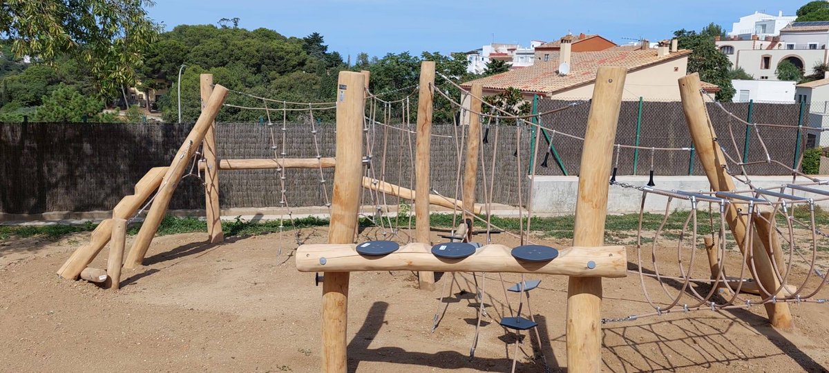 Parks3000com's tweet image. #parcinfantil amb estructures de #fusta de Robínia per #grimpar 
.
.
.
#parc #gronxador #columpio #areadejoc #espaiurbà #espaiexterior