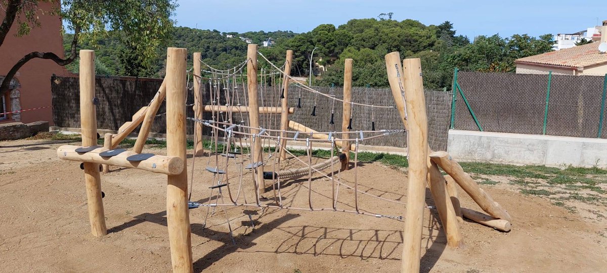 Parks3000com's tweet image. #parcinfantil amb estructures de #fusta de Robínia per #grimpar 
.
.
.
#parc #gronxador #columpio #areadejoc #espaiurbà #espaiexterior