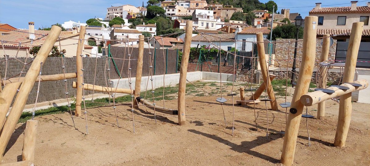 Parks3000com's tweet image. #parcinfantil amb estructures de #fusta de Robínia per #grimpar 
.
.
.
#parc #gronxador #columpio #areadejoc #espaiurbà #espaiexterior