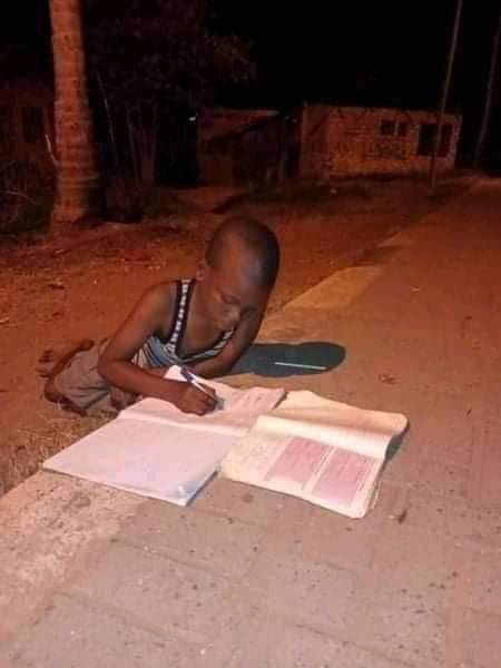 SolomonAtah's tweet photo. ... ♥️♥️A young determined boy, 12 does his school work using public lighting.🕯️🕯️♥️♥️
#LearningSpirit
#Determined
#FutureFocus
#curatedcontent *
No copyright intended * https://t.co/dMOHyCAdIe