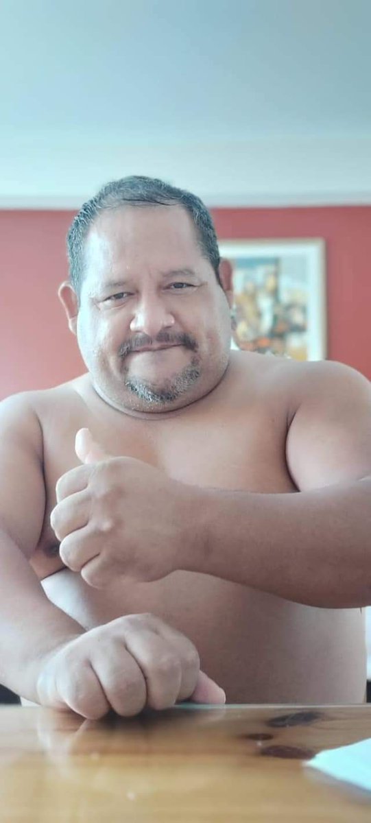 LlenitoVaronil's tweet photo. Es mi amor platónico jejeje. Es un maduro gordito, guapo y pingon de Perú. 
Alguien tiene lo conoce o tiene algo, pase info jejeje. https://t.co/Uj9mAhmuB0