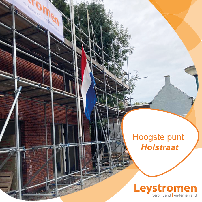 Leystromen's tweet photo. We bouwen woningen aan de Holstraat in Hilvarenbeek. Gisteren werd het hoogste punt van de bouw bereikt. Dat werd gevierd met alle betrokkenen. https://t.co/IdsNlM4M1Y