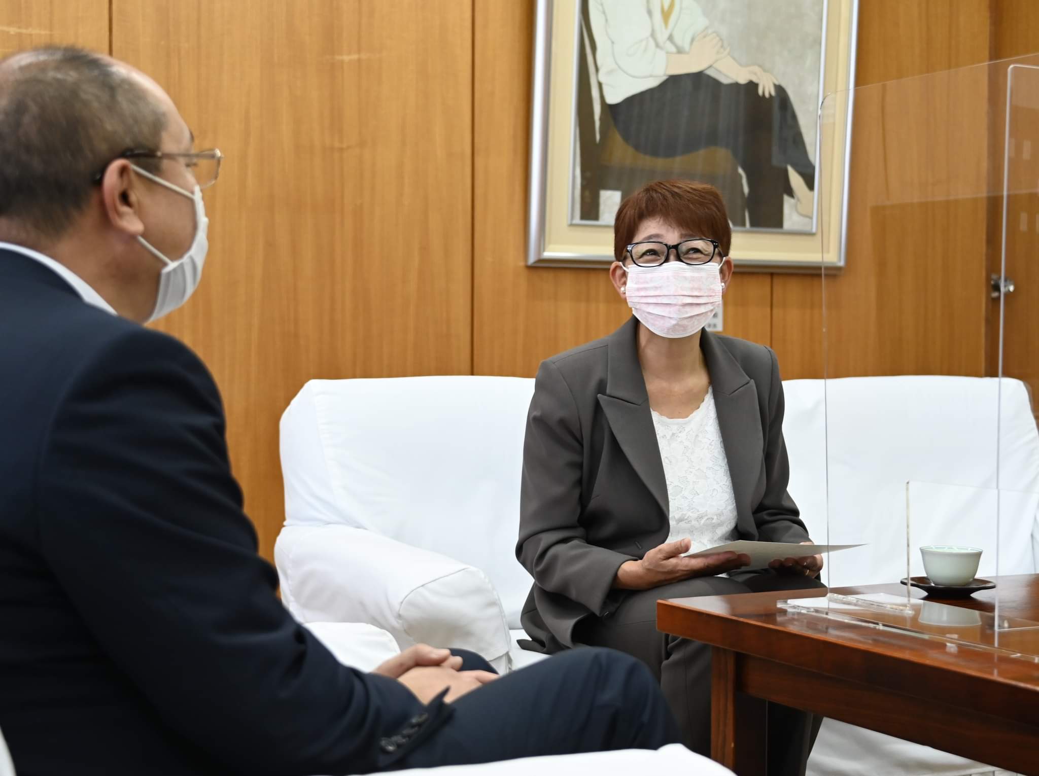 白岩孝夫 南陽市役所ラーメン課主事補 新たに南陽市教育委員となられた相澤裕子さんに 市長室で辞令を交付しました 社会の変化によって 幼保小の就学前からの教育の連携が重要になっています 幼児保育と学童保育の現場 両方の経験を持つ相澤さんの