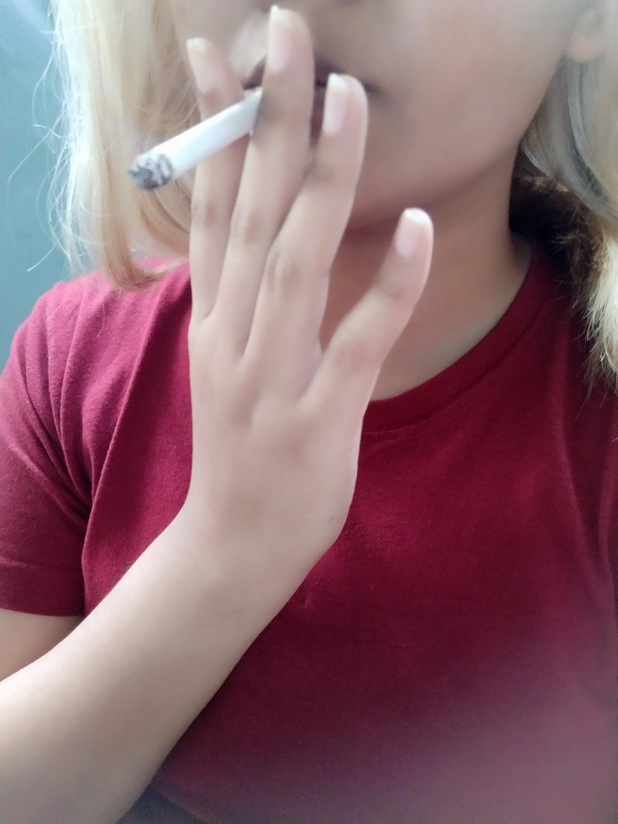 Semakin hari, menjadi perokok semakin dipersulit. Masa iya, display rokok sama reklame rokok harus ditutupi? WHY WHY WHYYYYY?? Belum lagi kawasan dilarang merokok yang ngak disediakan asbak/tempat buat nyecek rokok. Gimana tu, Pak #aniesbaswedan ?
#suratbloomberg