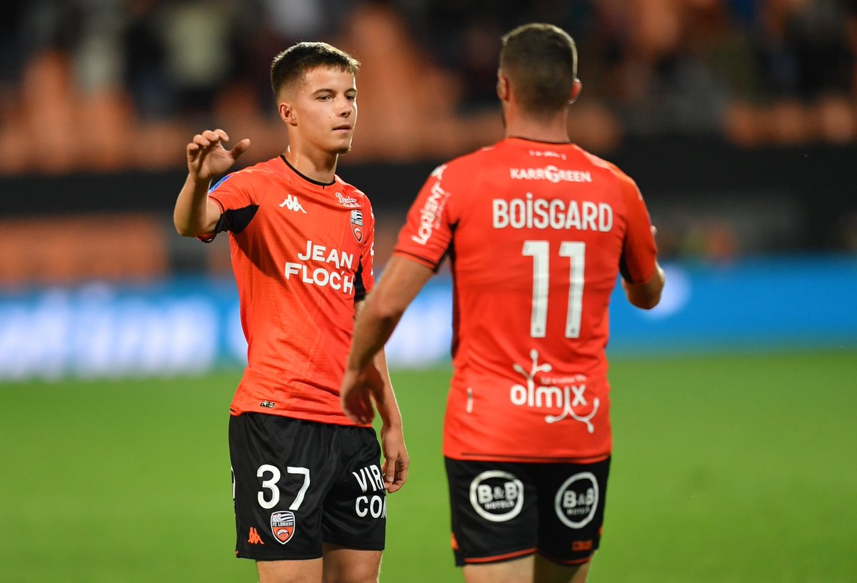 FCLorient's tweet photo. 🎂 On souhaite un joyeux anniversaire à Théo Le Bris ! 19 ans aujourd'hui pour celui qui a découvert la @Ligue1UberEats lors de @FCLorient - @losclive. #FormationFCL ⚓️ https://t.co/kjKvcUc0MF