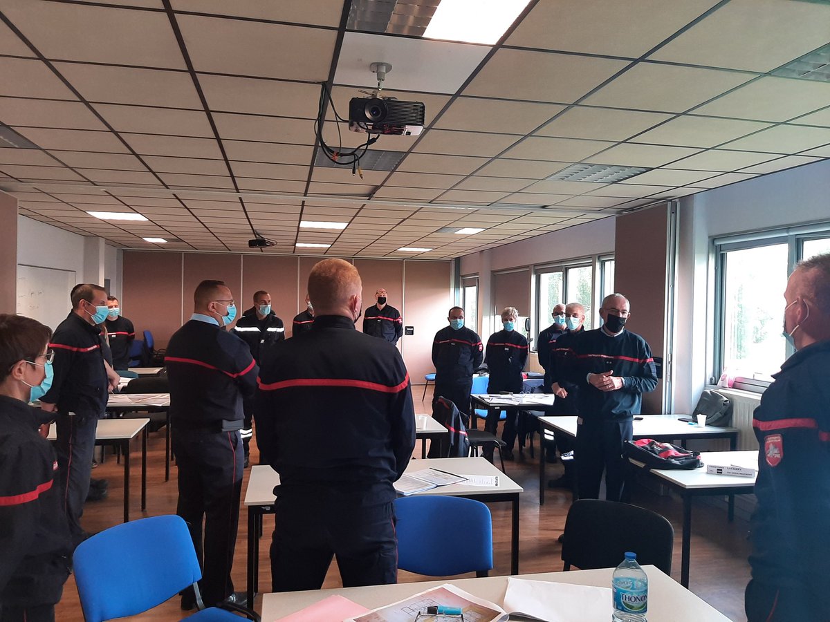 SDIS62's tweet photo. [#Formation] le Cgl @RIGAUDphil DDSIS62 est allé échanger avec les 18 stagiaires en formation #PRV1. Des futurs agents de #prevention qui étudieront notamment les dossiers des #ERP de 5ème catégorie et accompagneront les preventionnistes dans les commissions de sécurité @Prefet62 https://t.co/Sg6PMrSs7i