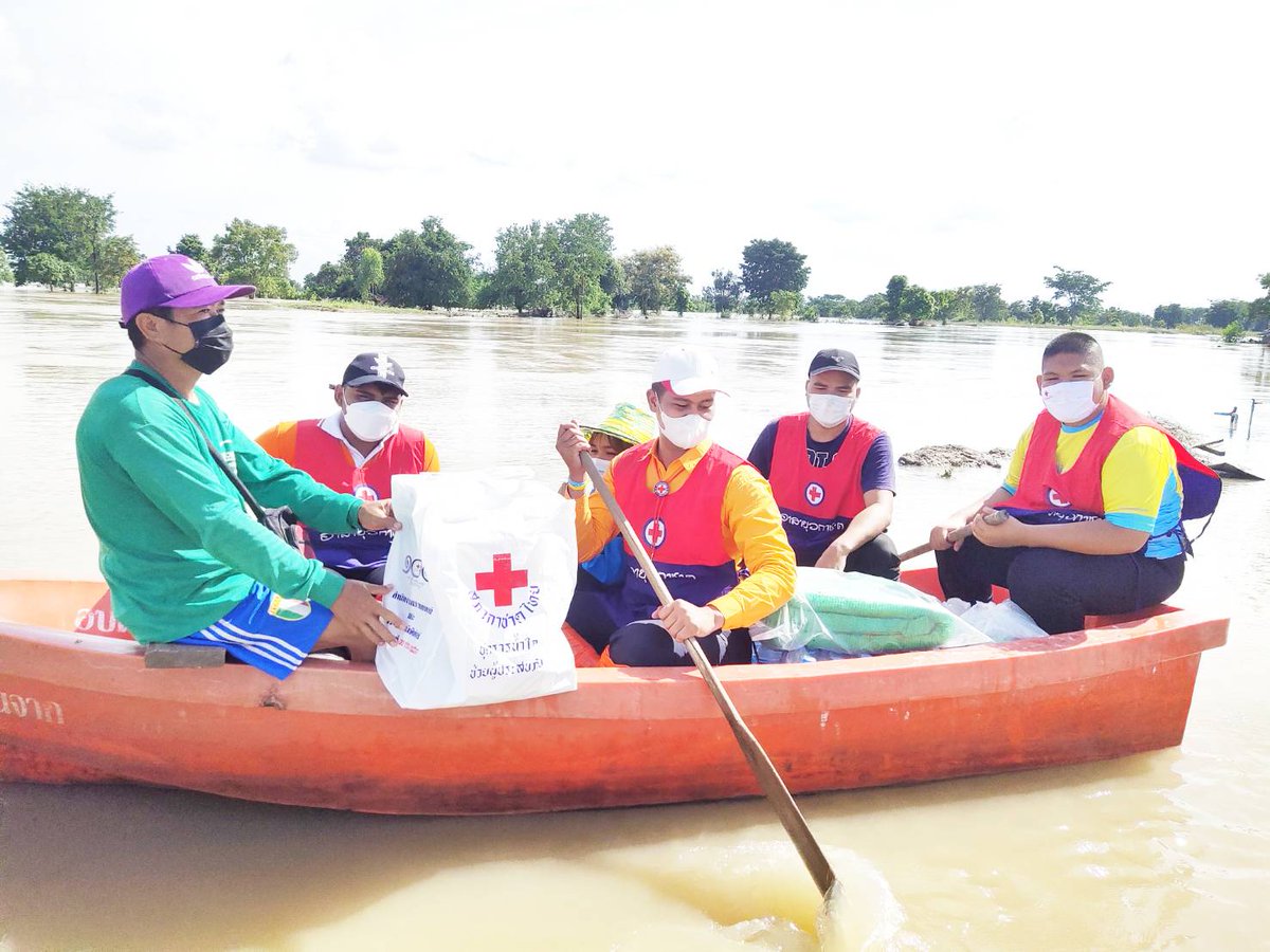 ThaiRedCross's tweet photo. วันที่ 30 ก.ย. 64 เหล่ากาชาดจังหวัดนครราชสีมา และอาสายุวกาชาด มอบถุงยังชีพเพื่อช่วยเหลือผู้ประสบอุทกภัย จำนวน 3,000 ชุด ณ ที่ว่าการอำเภอโนนไทย บ้านหนองกระสังค์เหนือ ตำบลด่านจาก และบ้านคุ้มวารีเย็น ตำบลโนนไทย อำเภอโนนไทย จังหวัดนครราชสีมา #น้ำท่วม https://t.co/uadwovVFKk
