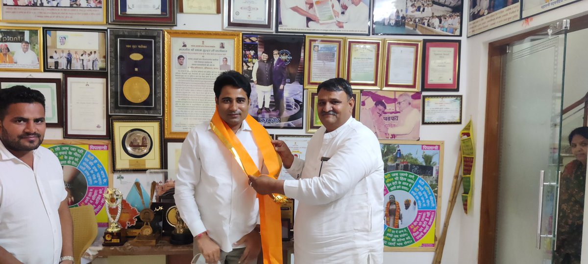vikranttongad's tweet photo. सरपंच ने सवारा गाव
गाँव का सरपंच या प्रधान गाव की तक़दीर कैसे बदल सकते हैं इसका एक अच्छा example राजस्थान के piplantri गाव में देख सकते हैं। पहाड़ों में खनन के बाद उजड़ चुके गाव को हरियाली बढ़ाकर गाव को एक हरा भरा एवं पानीदार गाव बना दिया गया हैं। #Piplantrimodel https://t.co/ZtE67CbngU