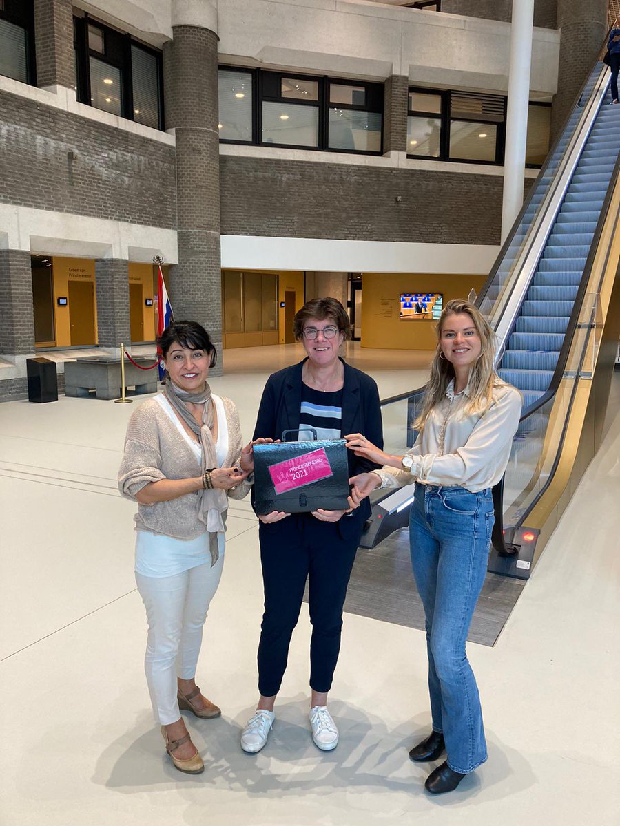 Deze week was ik samen met Sebahat van lidorganisatie IWEE op bezoek bij <a href="/VVD/">VVD</a> Kamerlid <a href="/jacquelinevdhil/">Jacqueline van den Hil</a> om onze <a href="/NLVrouwenraad/">Nederlandse Vrouwen Raad</a>  #PrinsessendagKoffer2021 te overhandigen. Hoe kan de politiek bijdragen om het patroon van kleine deeltijdbanen te doorbreken? Een koffer vol met tips!