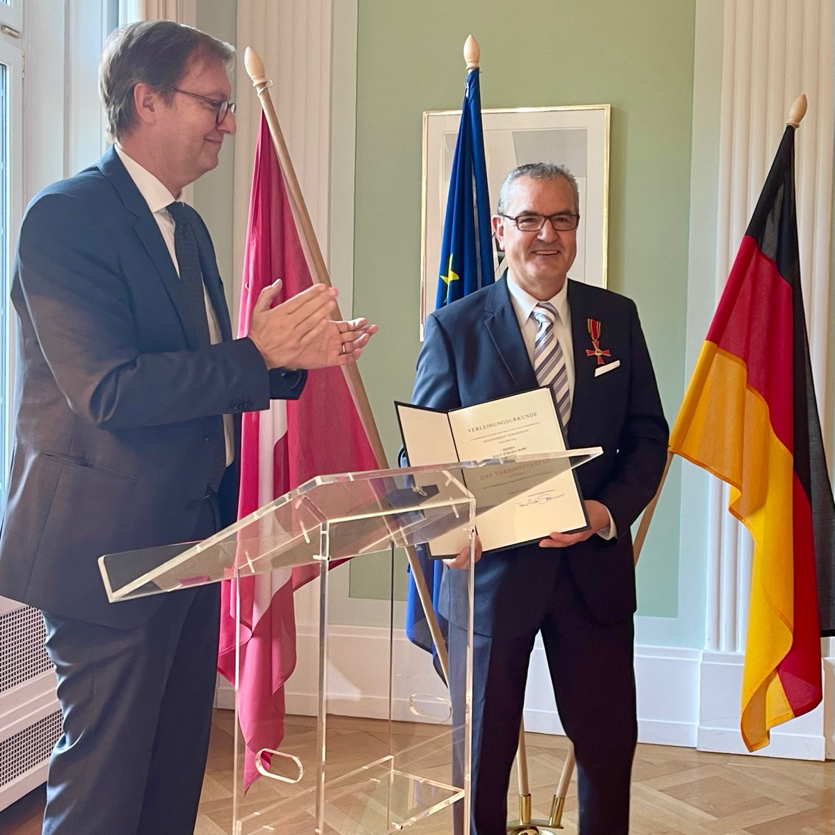 Deutsche Botschaft Bern (@botschaftbern) on Twitter photo Er ist das Gesicht der 🇩🇪- 🇨🇭Wirtschaftsbeziehungen: Eine Freude und Ehre, Ralf Bopp als Direktor der <a href="/kammerDCH/">Handelskammer D-CH</a> das #Bundesverdienstkreuz zu überreichen. Der Bundespräsident dankt ihm damit für sein Engagement als Brückenbauer zwischen 🇨🇭 und größtem Handelspartner 🇩🇪. Er ist das Gesicht der 🇩🇪- 🇨🇭Wirtschaftsbeziehungen: Eine Freude und Ehre, Ralf Bopp als Direktor der <a href="/kammerDCH/">Handelskammer D-CH</a> das #Bundesverdienstkreuz zu überreichen. Der Bundespräsident dankt ihm damit für sein Engagement als Brückenbauer zwischen 🇨🇭 und größtem Handelspartner 🇩🇪.