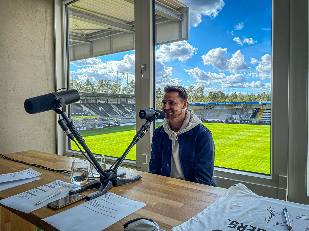 SV_Sandhausen's tweet photo. In unserer vierten Folge des Podcasts #echtundanders blickt Immanuel #Höhn, Torschütze zum 1:0 in Hannover, zurück auf seinen ersten Treffer im SVS-Dress und seine Zeit bei unserem kommenden Gegner @sv98. Viel Spaß beim Hören! 🎧
#SVS1916 #WirEchtAnders #Podcast https://t.co/nGZWoHkkGd