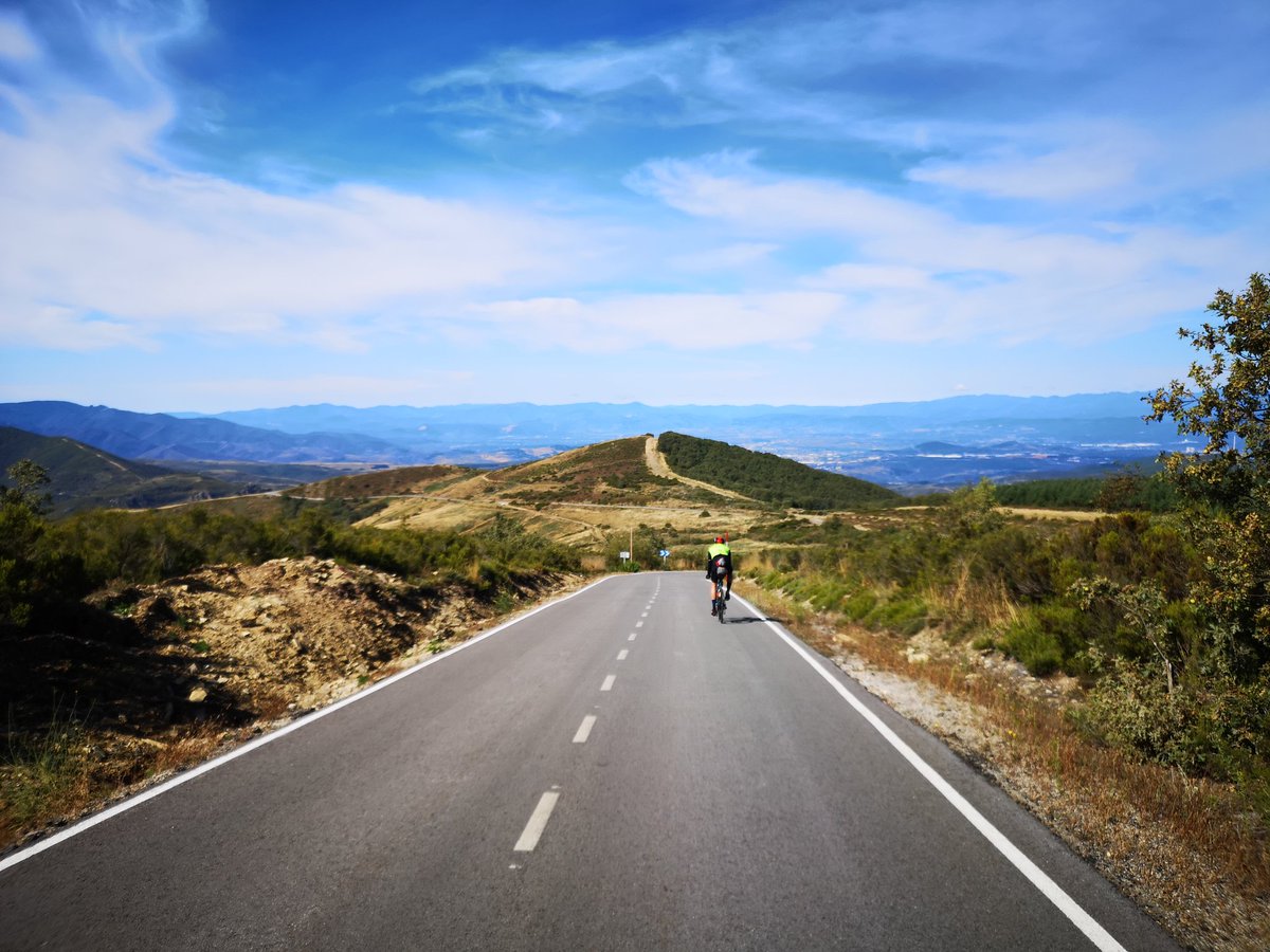 Coś pięknego... Takie widoki w okolicach Ponferrady.
 <a href="/grochalm/">Maciej Grochal 🙋</a> uratował mi kolano 😉❤️