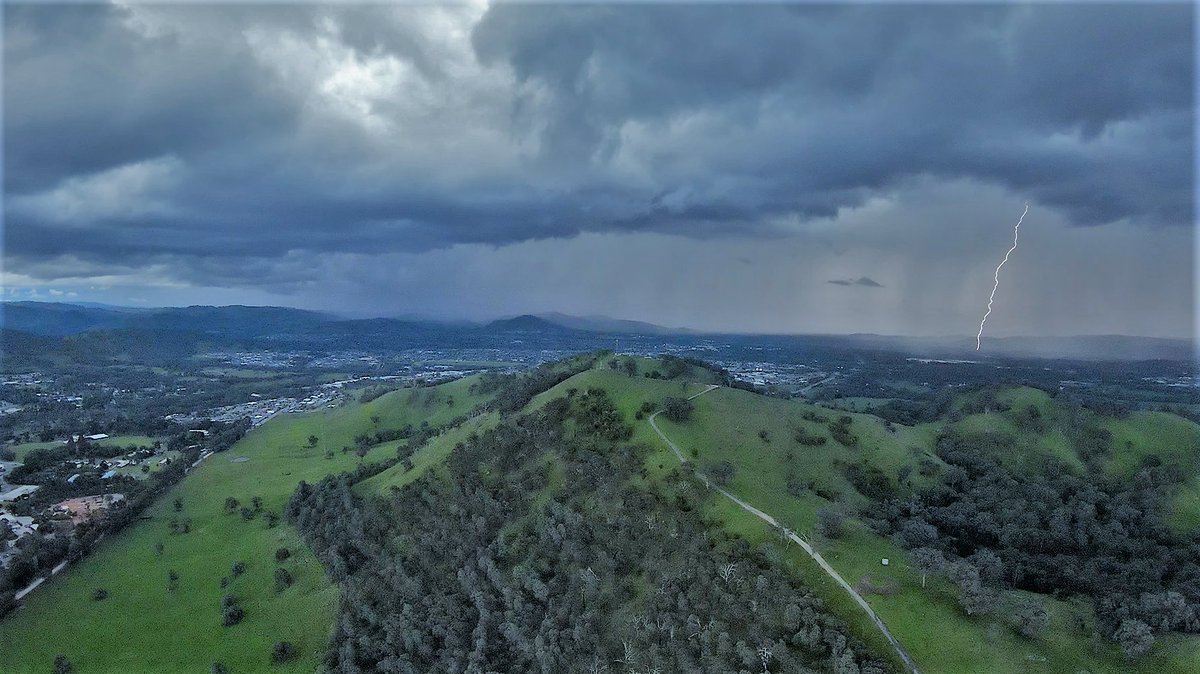techAU's tweet image. Just captured a bolt of lightning thanks to the @DJIGlobal FPV.. #Amazing #Wodonga #VicStorms