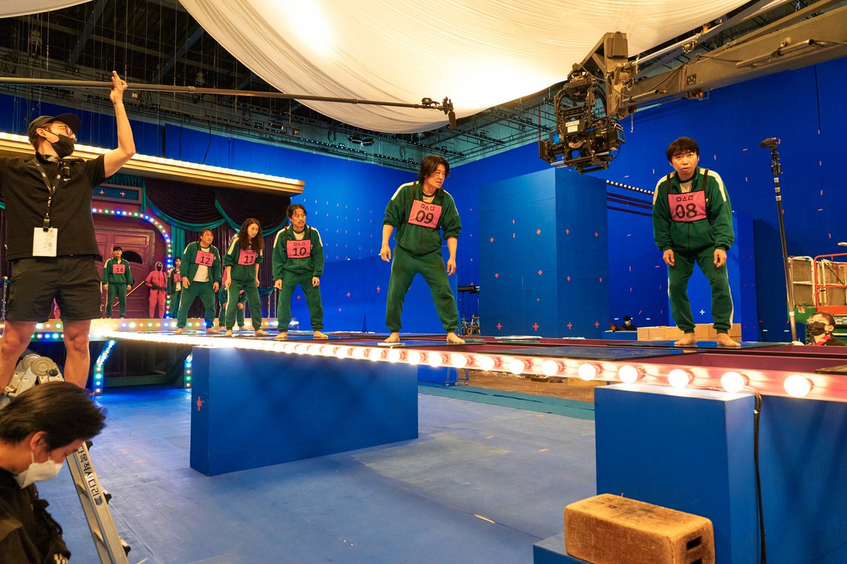 Аттракцион игра в кальмара. Игра в кальмара 2 сезон 1 серия. Игра в кальмара как снимали самые опасные сцены. Чон хо ён сэ бёк. Игра в кальмара за кадром.