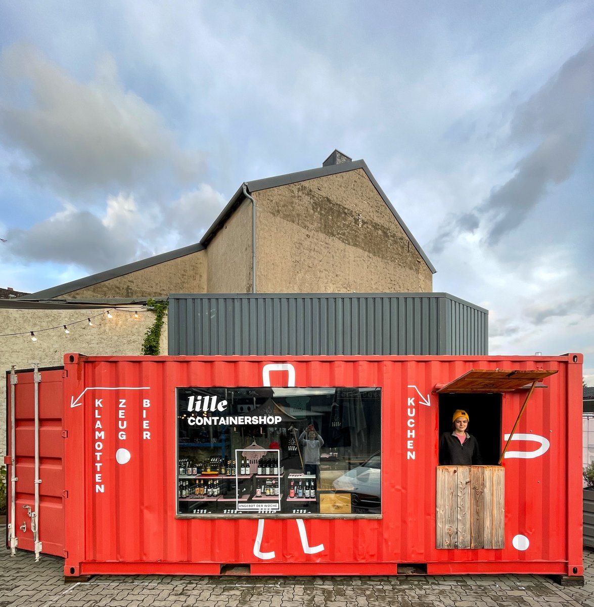 lillebeer's tweet photo. READY WHEN YOU ARE 🤟
Unser lille Container steht. Der Flohmarkt am 03.10.2021 kann kommen! Von 11 - 17 Uhr bekommst du bei uns frisches Bier, frische Klamotten &amp; frischen Kuchen!!! Und weitere 46 Stände mit deinen persönlichen Vintage Lieblingsstücken. #werksverkauf  #flohmarkt https://t.co/P3sW5kyhDw