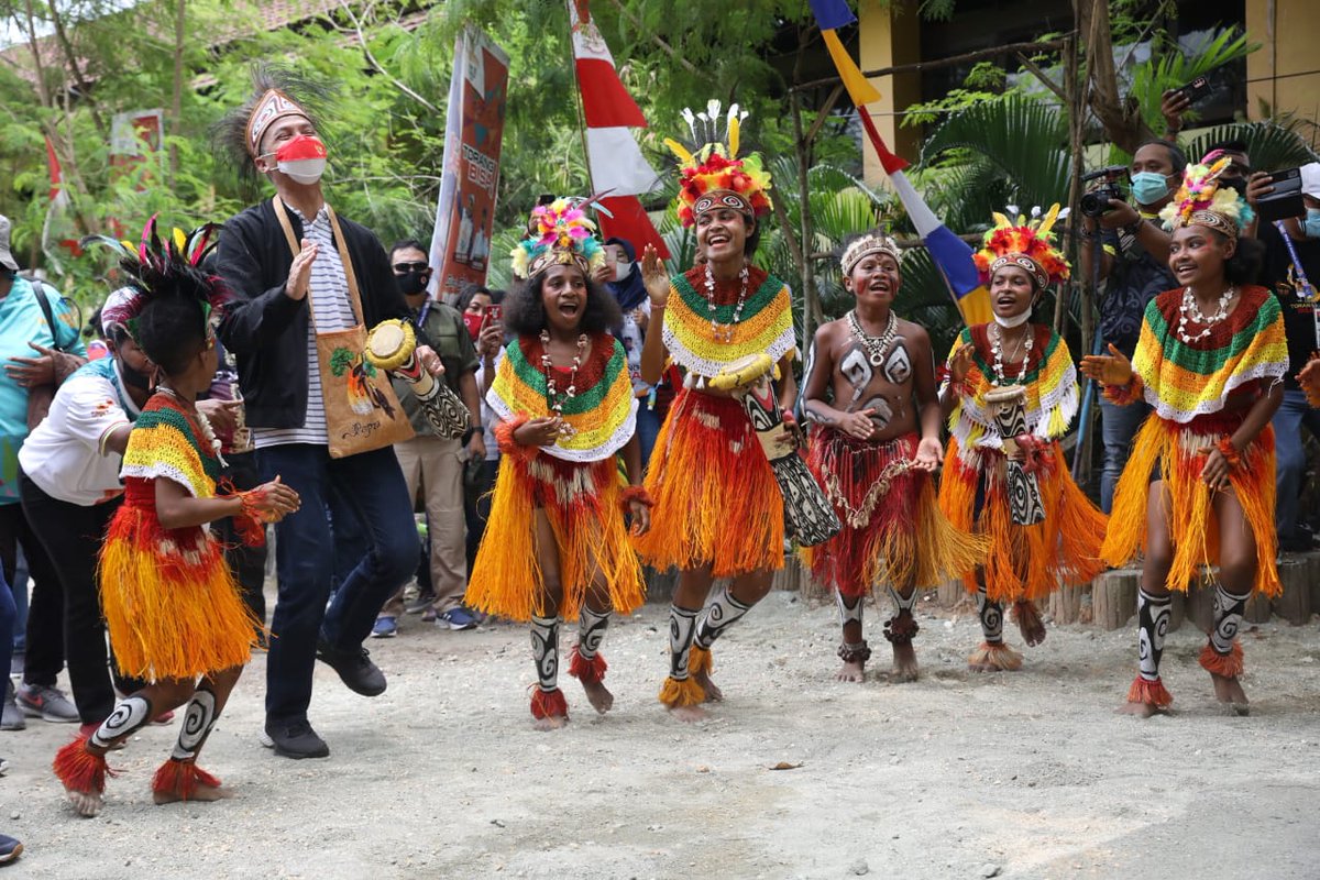 Sekelompok anak-anak berpakaian tradisional Papua, kejutkan Gubernur <a href="/ganjarpranowo/">Ganjar Pranowo</a> seusai Ia siaran di Radio LPPL Kenambai Umbai Jayapura.

Tanpa canggung, Ganjar menari bersama dan menyatu dalam nyanyian dan Tari Burure khas Papua.

Waahhh seru banget ya Sahabat Humas 😍