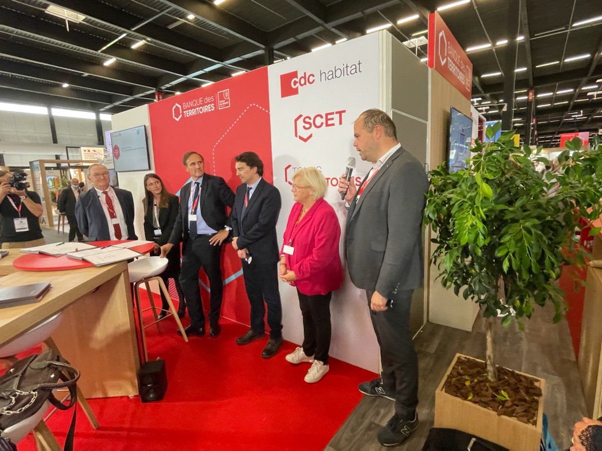 Reimshabitat's tweet photo. Signature lors du Congrès @UnionHlm de 15 millions d'€ de titres participatifs émis par #Reimshabitat au profit de la @BanqueDesTerr. Ils viennent soutenir les actions du Plan de Stratégie Patrimoniale de Reims habitat, notamment le renforcement de ses rénovations thermiques. https://t.co/2kCGJ5Euon