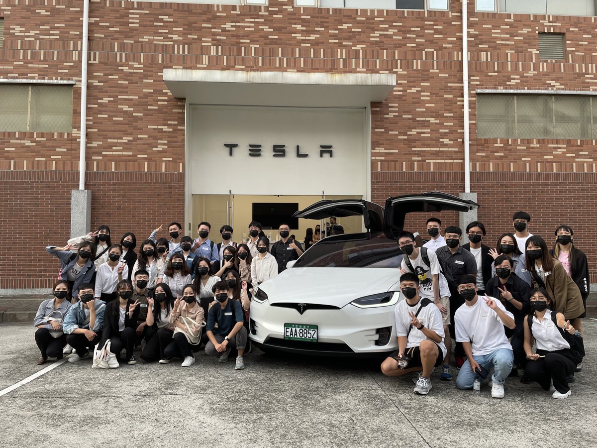 5j54d93's tweet photo. 兩個禮拜前是印象深刻、開心，但又認真的面試。第一次遇到會幫大家拍照，整理好再傳給大家！#Tesla HR 真的好貼心😆

那天和很多同學合作交流，真的覺得大家不同領域都有各自的專業。結束後還聽不同部門的主管分享、聊天，面試好到覺得不管有沒有上，能被選進參與 #特斯拉 面試就已經夠滿足了。 https://t.co/QLDrz8MyLd
