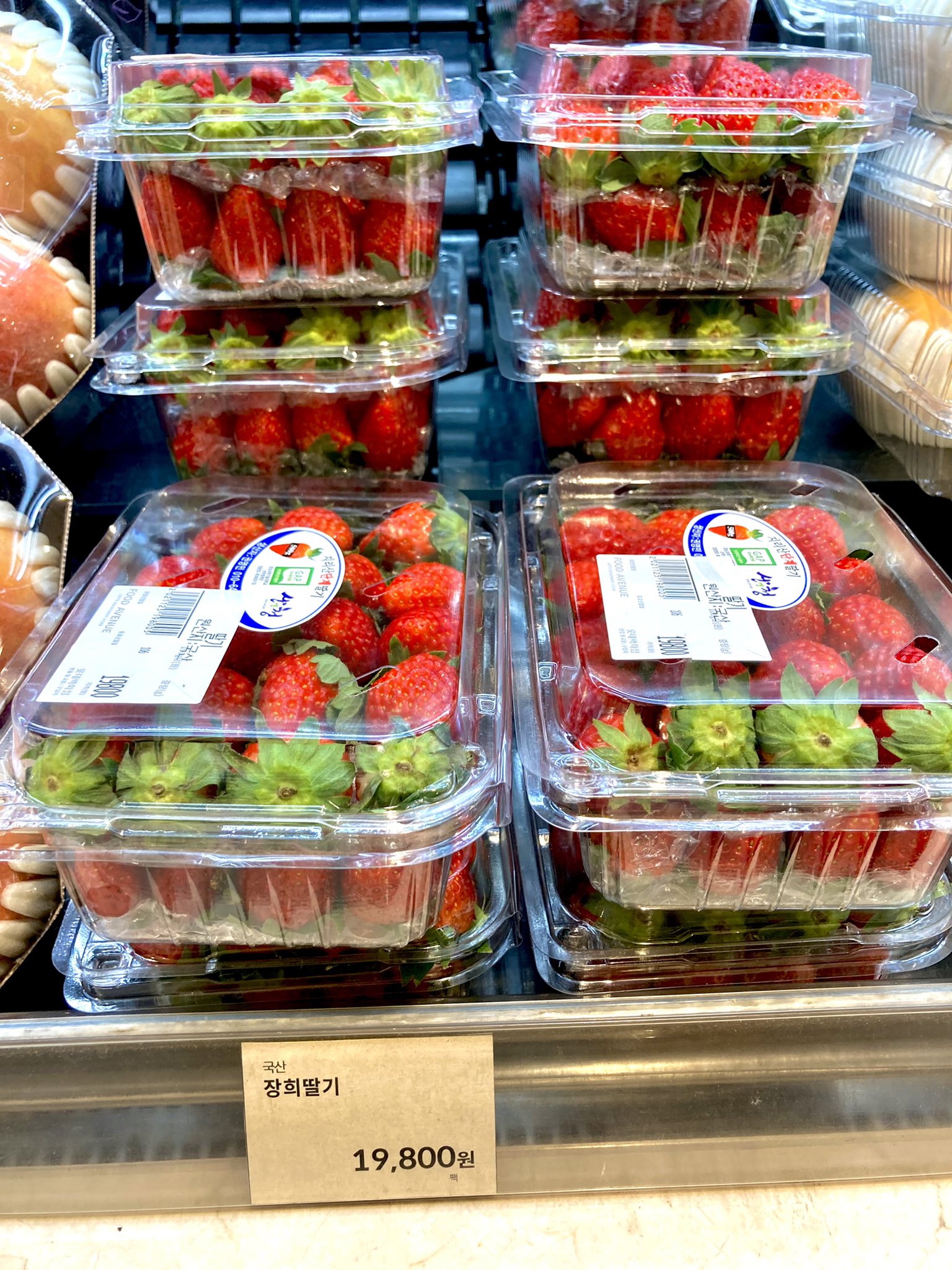 佐藤さん こちら韓国のロッテ百貨店内のスーパー 野菜 果物の現在価格です トマトひとパック約940円 いちごひとパック約1850円 桃4個入り約930円 特選りんご12個入り約14 5円 100円 1065ウォンで計算 T Co Mrwdsb55rv Twitter