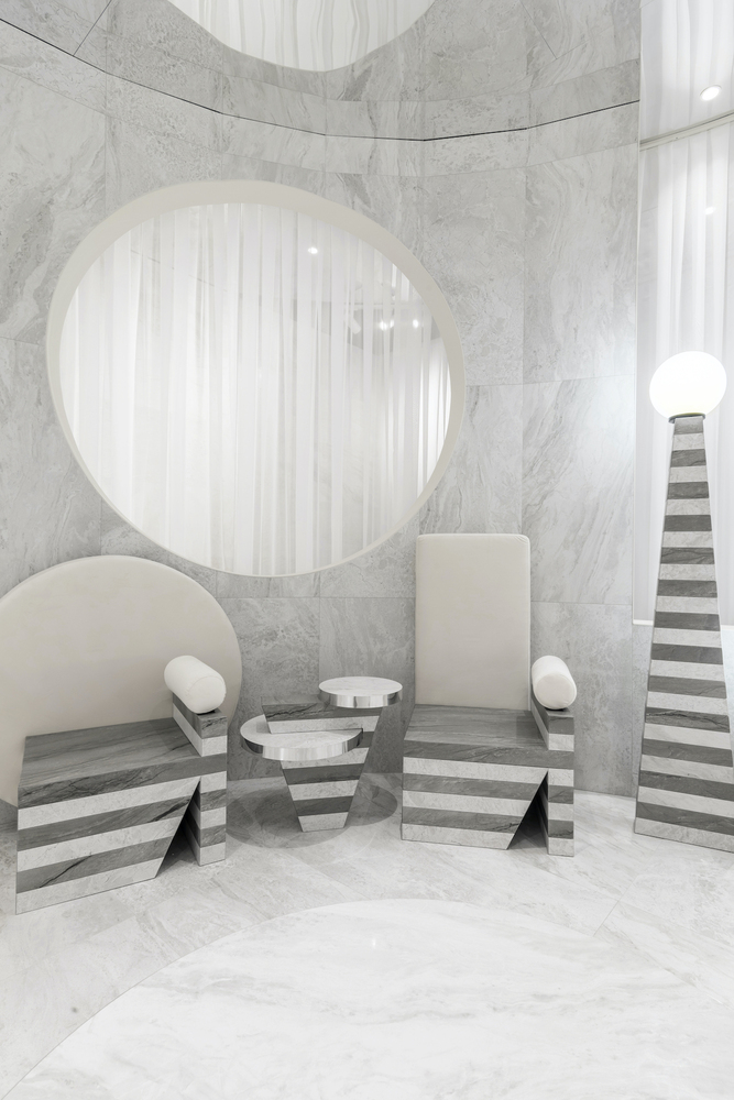 themastermakers's tweet photo. Showroom #Roca Tile, España --> La contundencia tectónica de la cerámica reflejada en esferas, cilindros, conos, cubos y prismas fundidos en columnas policromáticas alrededor del espacio central.

#MASQUESPACIO #GregoryAbbate #diseñointeriores #makeithappen #themastermakers https://t.co/BmiWWdhcOX