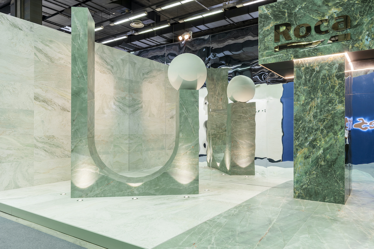 themastermakers's tweet photo. Showroom #Roca Tile, España --> La contundencia tectónica de la cerámica reflejada en esferas, cilindros, conos, cubos y prismas fundidos en columnas policromáticas alrededor del espacio central.

#MASQUESPACIO #GregoryAbbate #diseñointeriores #makeithappen #themastermakers https://t.co/BmiWWdhcOX