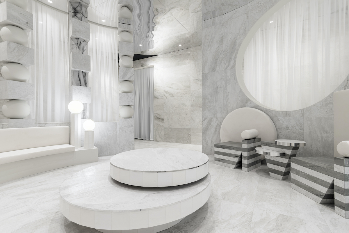 Showroom #Roca Tile, España --> La contundencia tectónica de la cerámica reflejada en esferas, cilindros, conos, cubos y prismas fundidos en columnas policromáticas alrededor del espacio central.

#MASQUESPACIO #GregoryAbbate #diseñointeriores #makeithappen #themastermakers