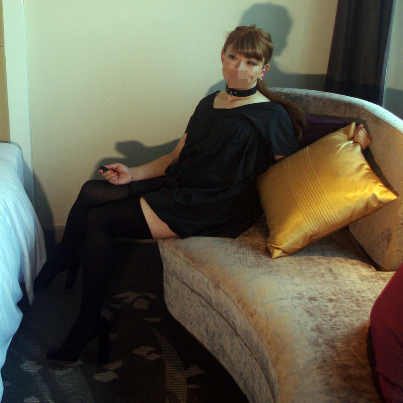 A sissy 雌 takes a private moment in bed