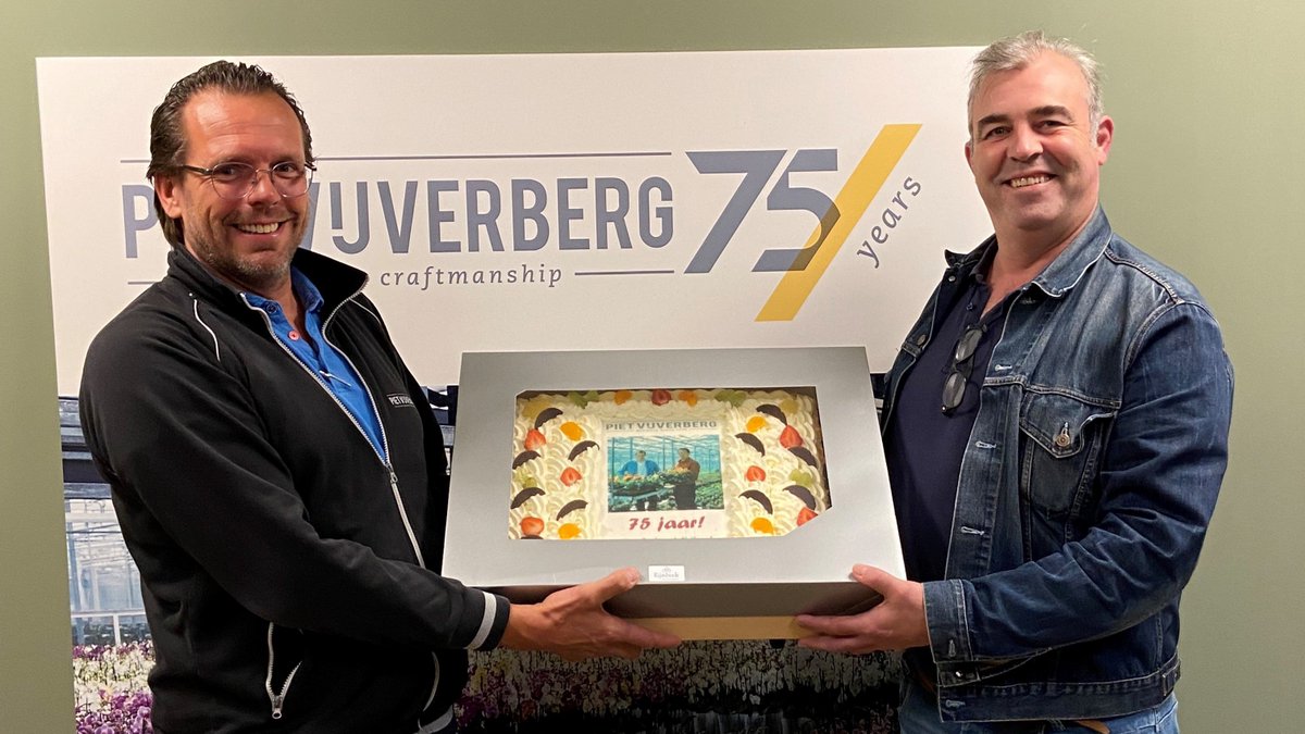 🍰☕️️

Floramedia Nederland, een van onze leveranciers verraste ons vandaag met een grote en heerlijke taart ter ere van ons 75 jarig jubileum! Bedankt Floramedia, hij was lekker en wij vertrouwen op een goede voorzetting van onze samenwerking. 
#PietVijverberg #Floramedia #75