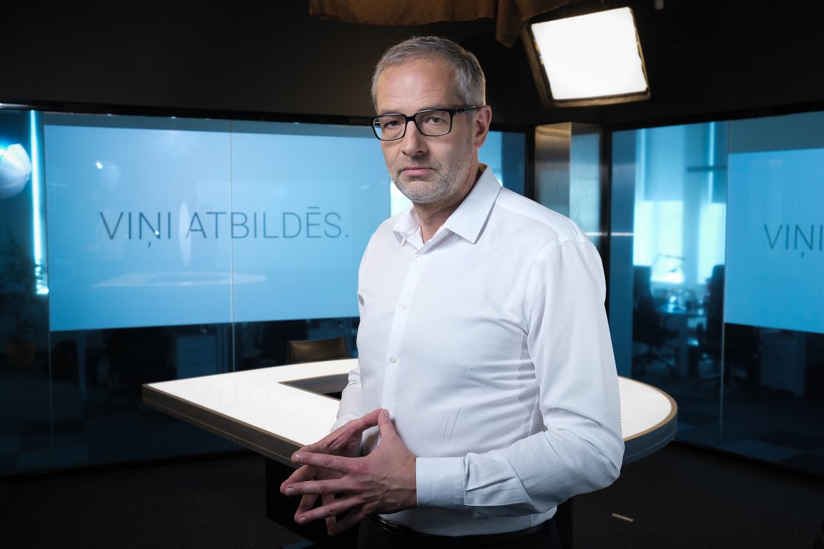 DelfiLV's tweet photo. #Domburs saka paldies gan viesiem, gan skatītājiem – ar šo raidījumu noslēdzas “Delfi TV ar Jāni Domburu” cikls. https://t.co/qNYhOeC4CZ
