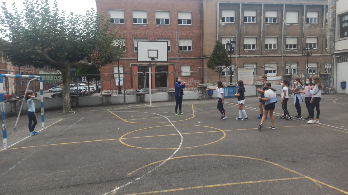 bbaseoviedo's tweet photo. 😃 ¡Esta mañana hemos visitado el Colegio Público La Gesta... y no veáis la ilusión que nos hace ver a tanta gente jugando a balonmano!

#VamosBase 🔵⚡ https://t.co/iLOTORW0p0