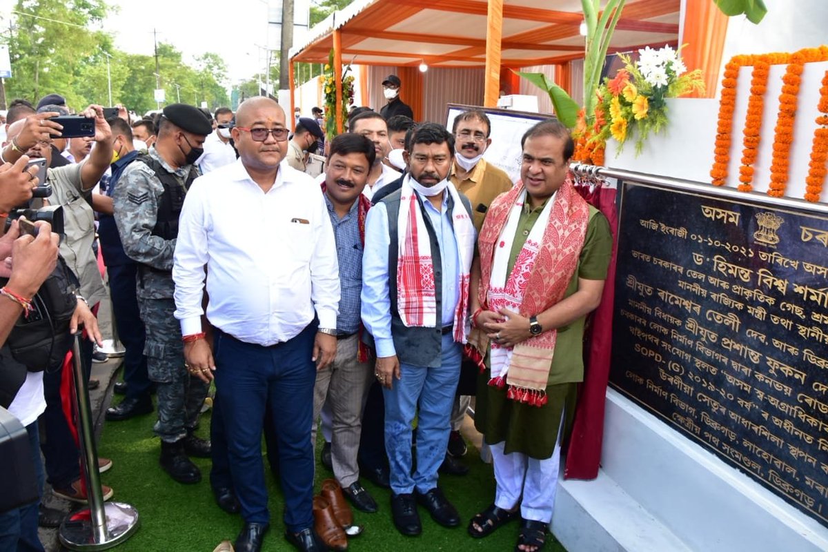 himantabiswa's tweet photo. Laid the foundation stone of 938 m-long flyover, to be constructed under SOPD (G) 2019-20. It will link Convoy Road, #Dibrugarh to NH-37.
The Rs 49.21 cr project will ensure smooth transportation facilities in the district. It'll be completed within 2.5 yrs.
#AssamPWD https://t.co/M9SjcpuEud