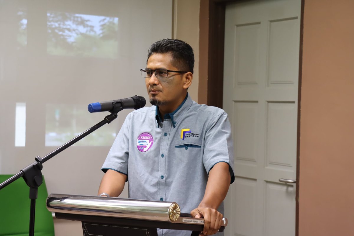 KKPekan's tweet photo. MAJLIS SERAH TUGAS DAN MAJLIS SANJUNGAN BUDI LAMBAIAN KASIH
Satu majlis serah tugas telah diadakan bagi pegawai yang telah bertukar iaitu En Md Shafiq Khairil bin Ismail dan En Mohammad Faizal bin Ahmad yang kini bertugas sebagai Pengarah di KK Bera dan KK Bentong. 
cont- https://t.co/aLdQtkjVyA