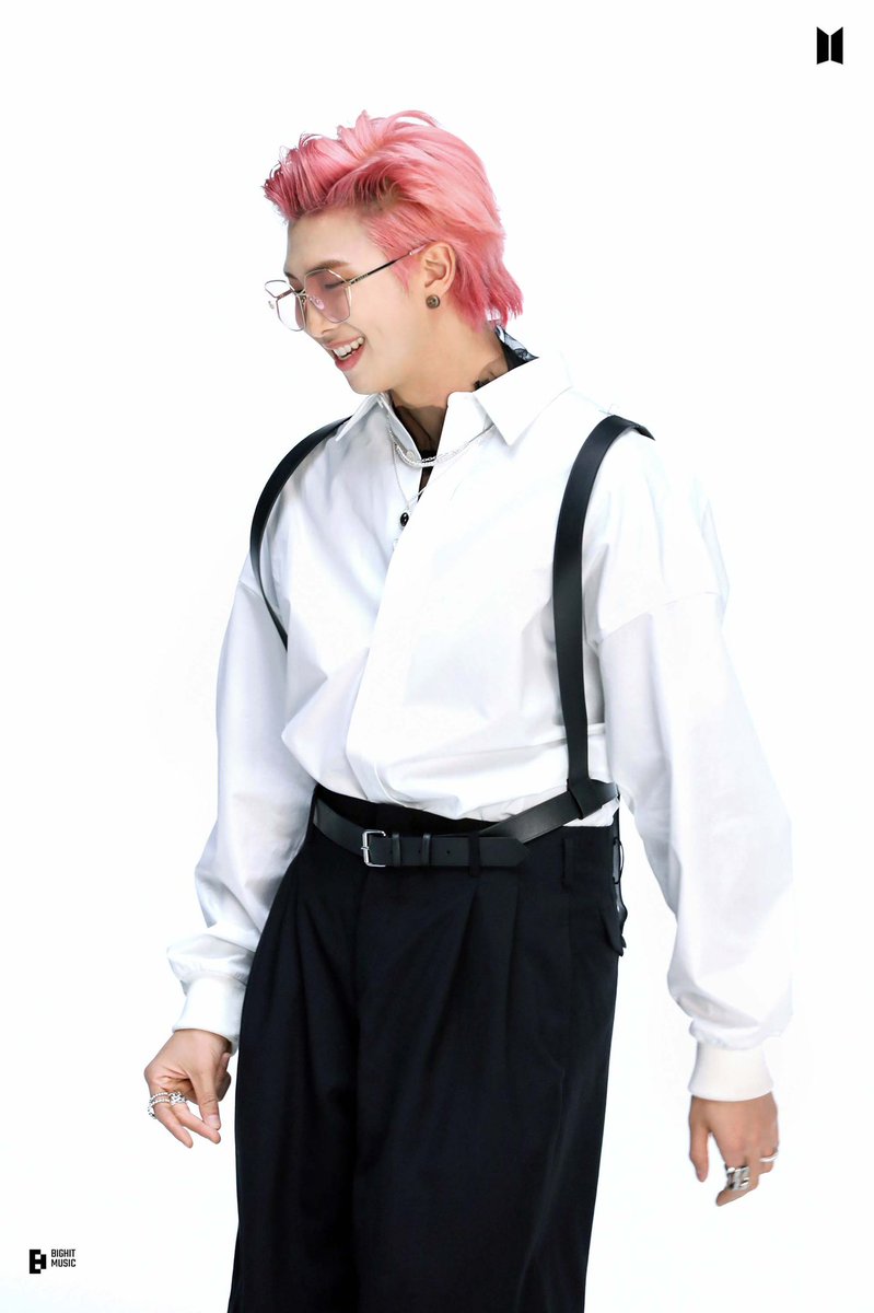 tabodanita's tweet photo. Namjoon with pink hair is iconic 😍
@BTS_twt #BTS
#RM
#pinkjoon https://t.co/QNZ9aNUaz8