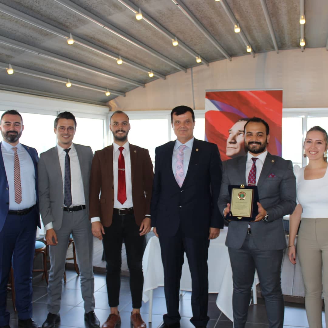 Baromuzda yapılan törenle Stajyer Avukat Temsilciliği görevi Av. İsmail Furkan ŞEN’den, yeni seçilen meslektașımız Stj.Av. Dilşah İrem KILIÇ'a devredildi.
Önceki temsilcimizi çalışmalarından ötürü tebrik eder, yeni temsilcimize başarılar dileriz.