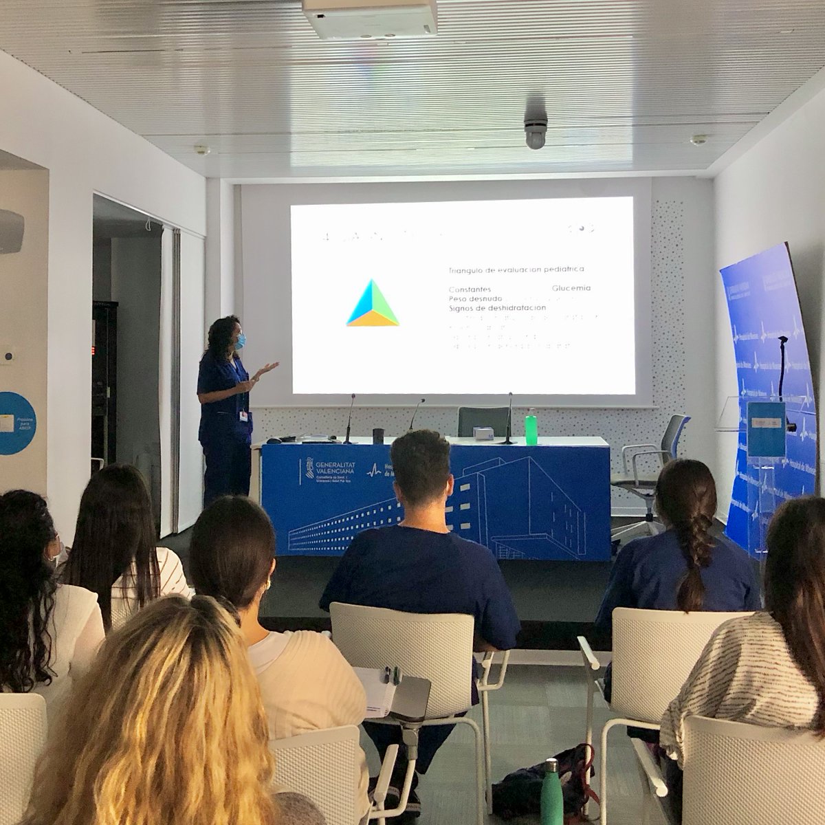 GVASalutManises's tweet photo. La #formacion de los Residentes es una inversión en talento y profesionalidad. Nuestro equipo humano forma a los profesionales del mañana en su etapa de especialización, recibiendo una formación integral, personalizada y grupal. #Residentes #TalentoManises #FormacionManises https://t.co/pHNbWZG3hZ