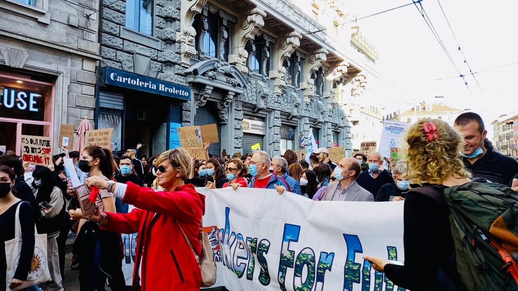 cgilnazionale's tweet photo. 🌍Con #GretaThunberg e #VanessaNakate e insieme a centinaia di studenti partecipiamo al #ClimateStrike di Milano promosso dai @fffitalia @FFF_Milano 
#ClimateOpenPlatform

📣Per il lavoro, l’ambiente, il clima e la salute, la #Cgil c'è!!

#PreCOP26 
#Youth4Climate
#ClimateAction https://t.co/xqAfAldpaH